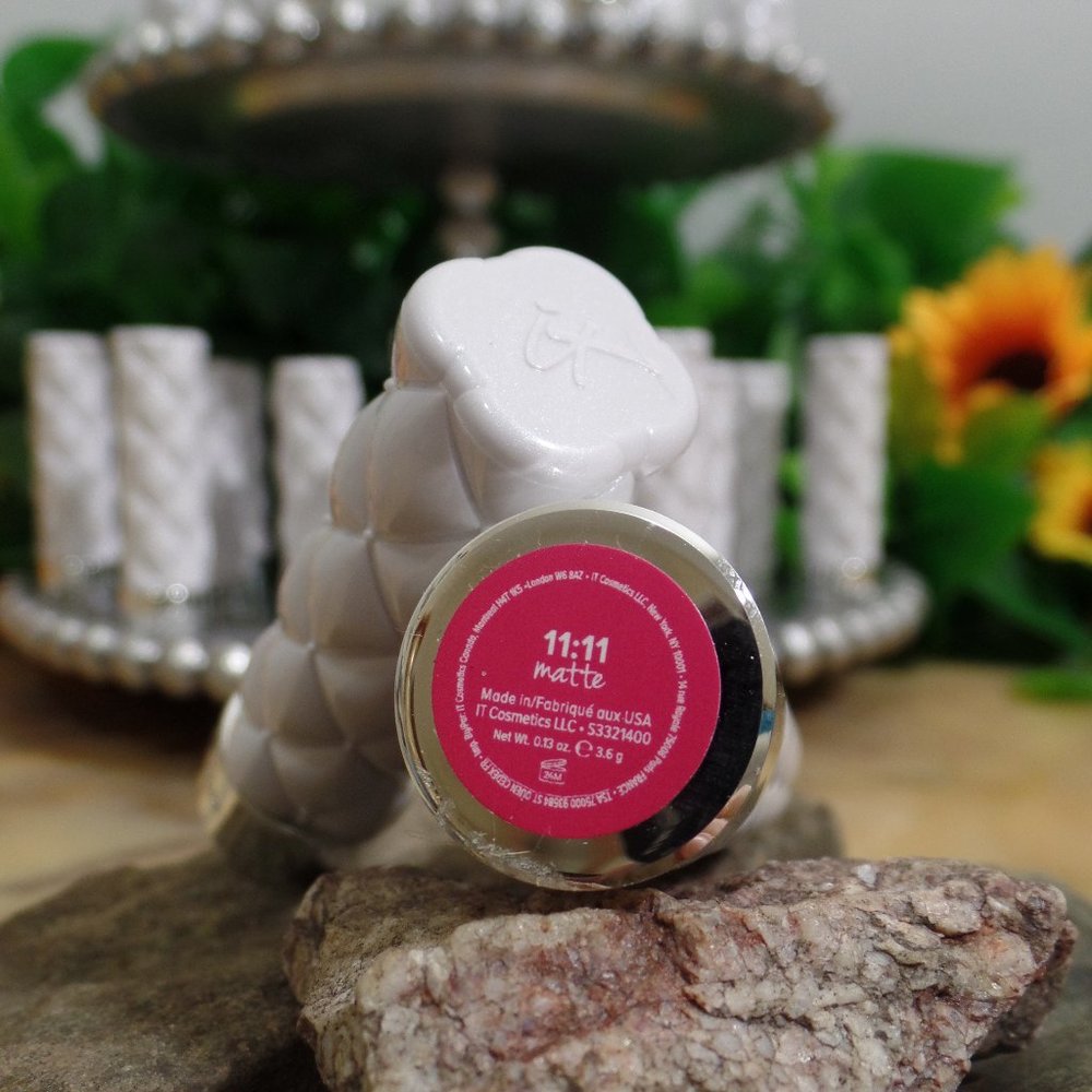 11:11 (cream) - Pillow Lips Lipstick- It Cosmetics